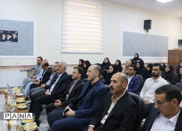 «سپاس معلم» در تبریز؛ آیین تجلیل از معلمان نمونه ناحیه یک با حضور فرماندار 