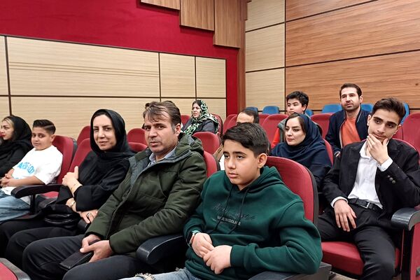 تقدیر از دانش‌آموزان دبیرستان هیات امنایی البرز در اردوگاه استانی شهید محمد منتظری شهریار 