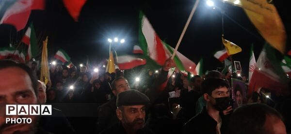 حضور دهه‌نودی‌ها در راهپیمایی میدان شهرداری ساوجبلاغ