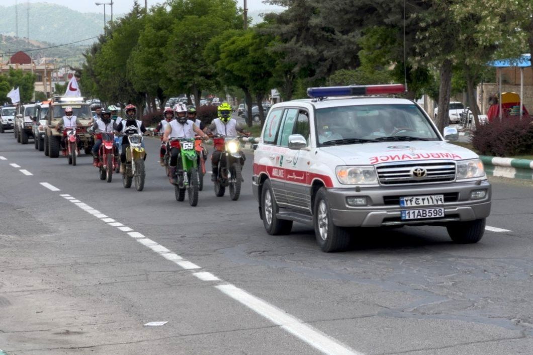 رژه باشکوه خودروهای امدادی به‌مناسبت هفته هلال‌احمر در بانه