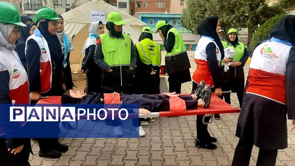 مانور زلزله در دبیرستان شاهد شهید حمامی ناحیه۶ مشهد