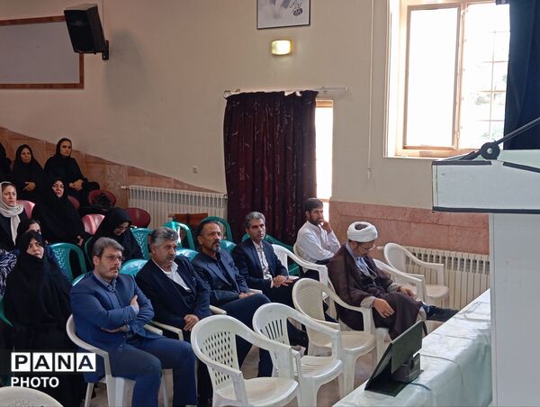  جلسه انجمن اولیا در دبیرستان نمونه اندیشه