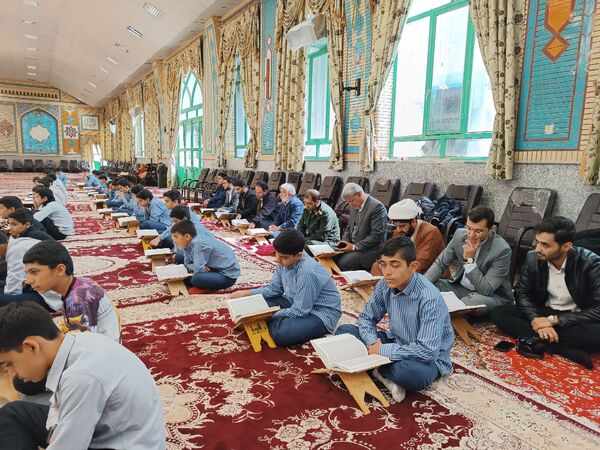 محفل انس با قرآن دانش‌آموزان دبیرستان نمونه زنده یاد زرتاش شهرستان خلیل آباد