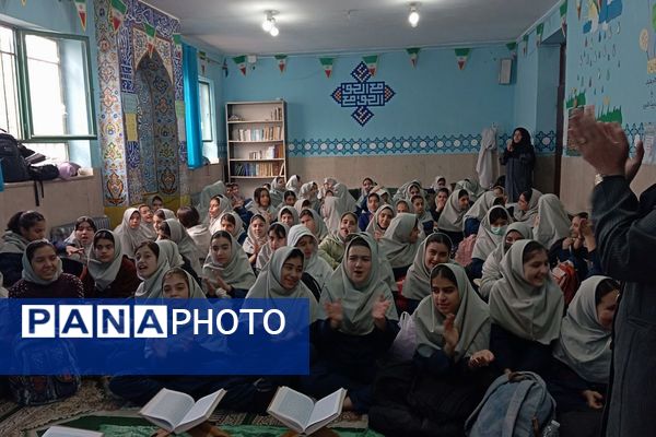 آیین گرامیداشت دهه فجر و اهدای جوایز در دبیرستان دانش‌نیا