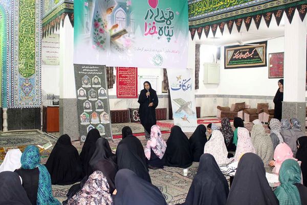 اعتکاف دانش‌آموزی در شهر کرمان