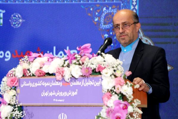 معلم؛ محور تحول در نظام تربیتی و مدرسه؛ کانون هویت‌سازی در عصر هوش مصنوعی