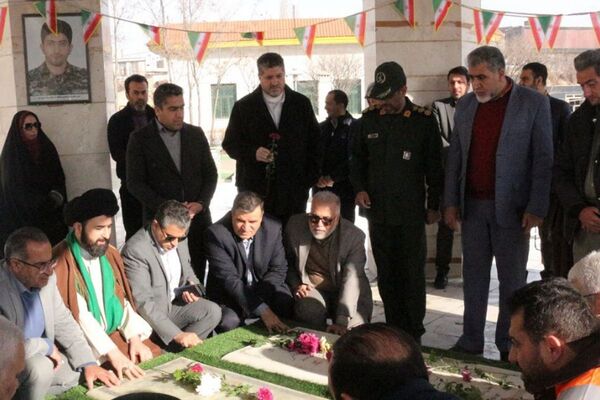 آغاز دهه فجر فیروزکوه با گلباران مزار شهدای گمنام