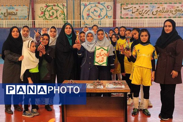مسابقه فوتسال دانش‌آموزی دختران ابتدایی در بهارستان دو