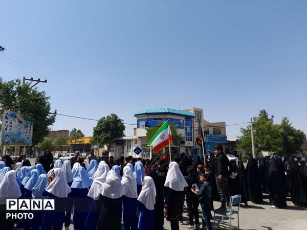  طنین فریاد استکبارستیزی دانش‌آموزان زاوه با اجرای سرود «باید برخاست»