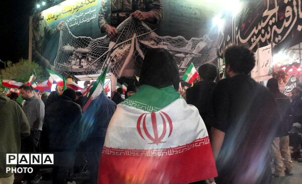 مردم انقلابى تهران، پاى کار وطن