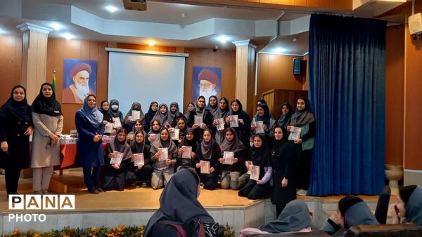 تقدیر از دانش آموزان برتر آموزشی وتربیتی دردبیرستان دوره اول آرمینه مصلی نژاد ناحیه ۶