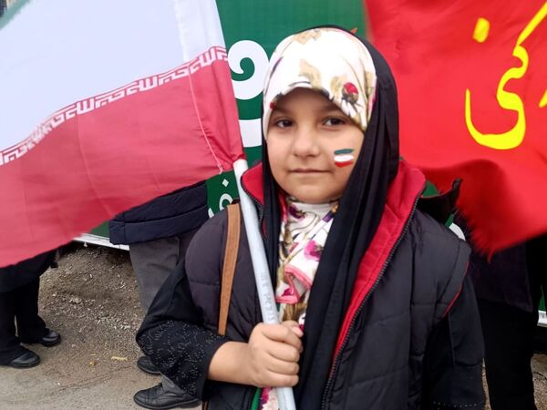 حضور دانش آموزان دبستان نرجس در راهپیمایی ۲۲بهمن 