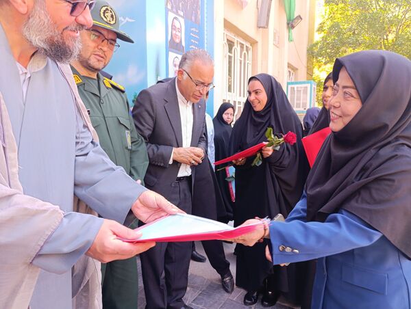 نواختن زنگ سپاس معلم در دبیرستان و دبستان میرزا جعفر سروقد