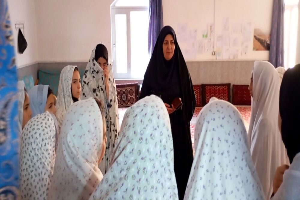 اعتکاف دانش‌آموزی در مسجد جامع شهر بار نیشابور 