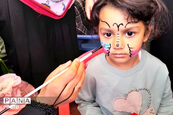 لبخندهای کودکانه زیر پرچم سبز رضوی