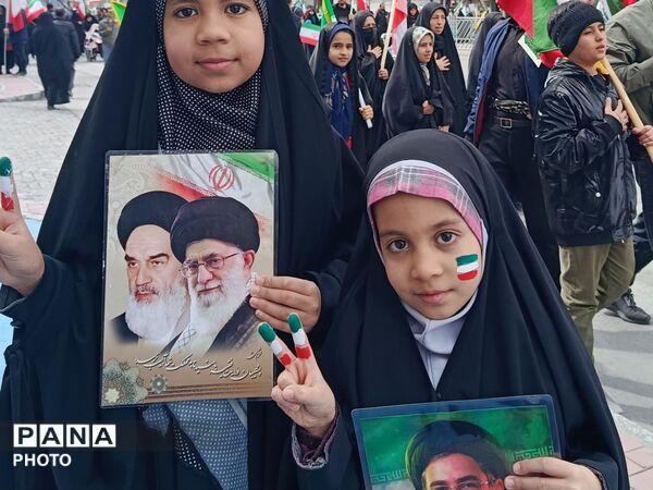 بیعت دانش آموزان دبستان نرجس با رهبر انقلاب