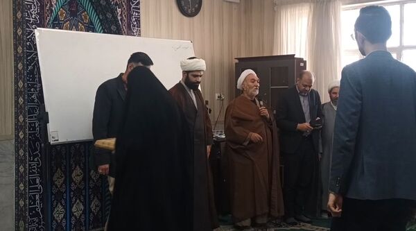 اقامه نماز جماعت در دبیرستان شاهد فاطمیه مشهد