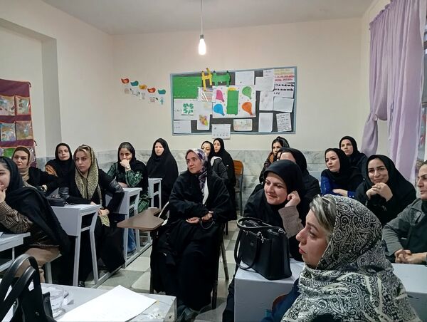 دومین جلسه انجمن اولیا در دبستان سمیه کاشمر