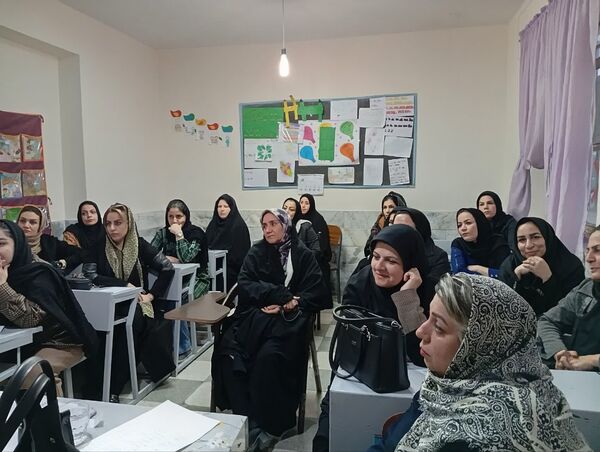 دومین جلسه انجمن اولیا در دبستان سمیه کاشمر