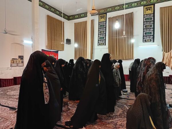 نماز جماعت در مراسم شب بیعت با امام زمان (عج) در خلیل آباد