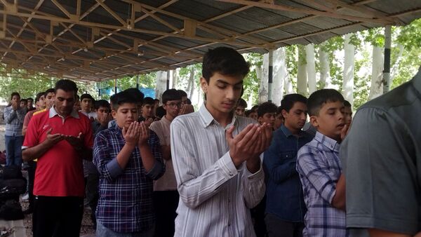 اولین نماز جماعت پایه دهمی ها همراه با کادر دبیرستان شاهد ابوذر غفاری 