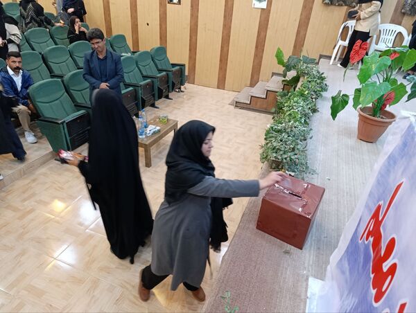 جلوه‌هایی از انتخابات انجمن اولیا دبستان معلم ۲ در آشخانه 
