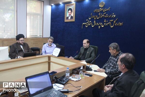 نشست شورای اندیشه‌ورز سازمان دانش‌آموزی استان قم
