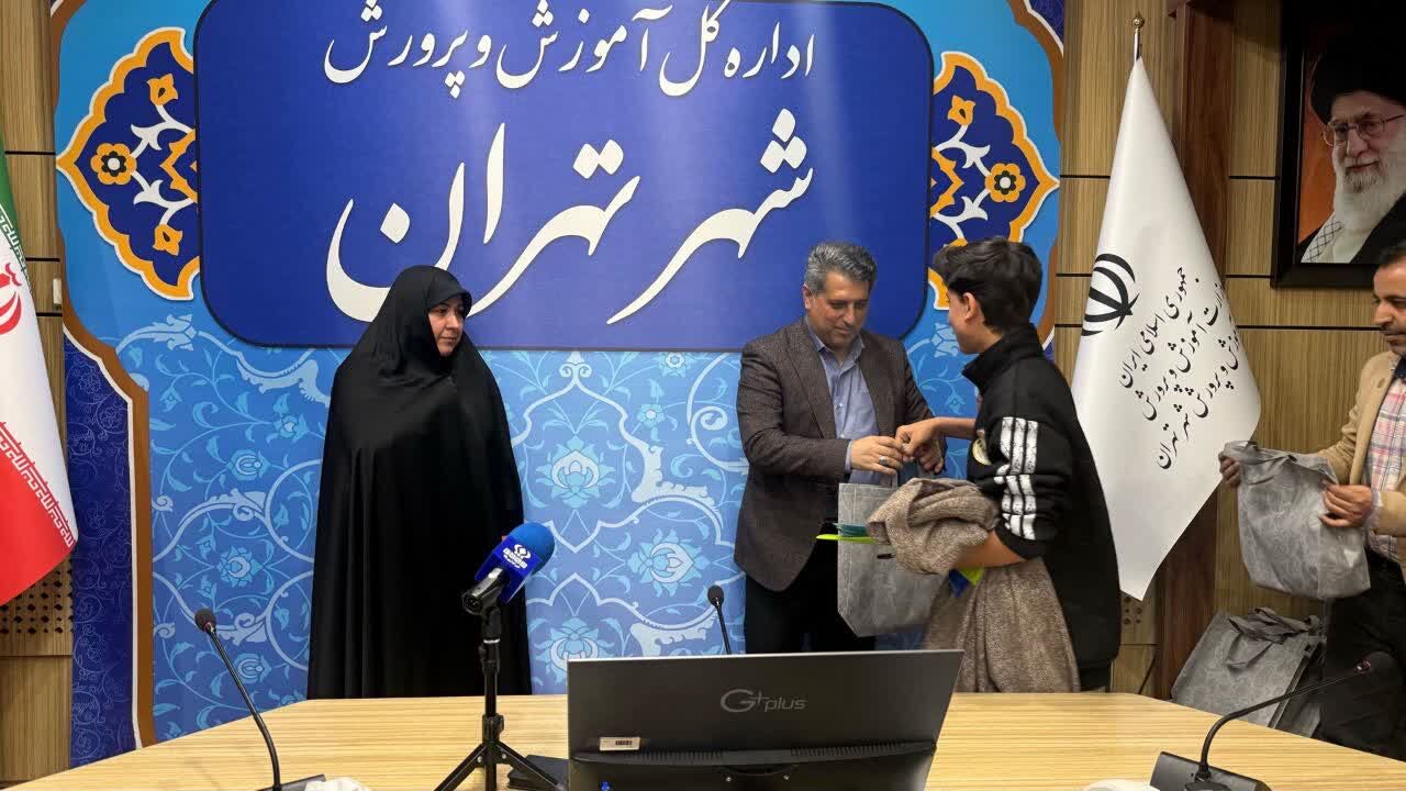 تقدیر از دانش‌آموزخبرنگاران، نمایندگان مجلس و مجامع دانش‌آموزی در نشست گفت‌وگوی بین‌نسلی تهران