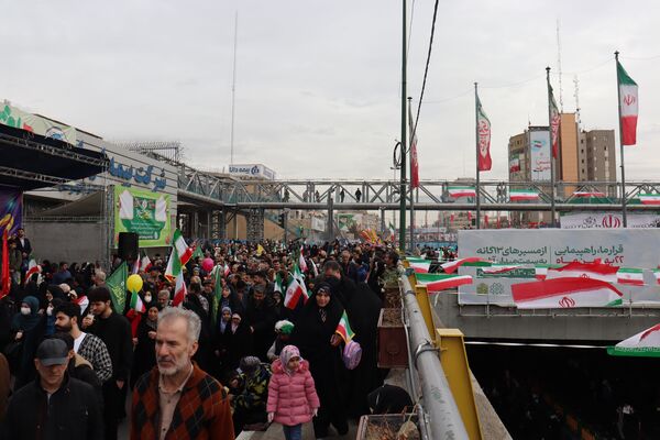 ٢٢ بهمن؛ روزى که دلها با قدم‌‌ها یکى میشود