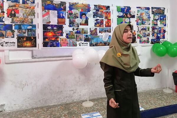 افتتاحیه نمایشگاه «مدرسه انقلاب» در مدرسه شهید شرافت بهارستان‌دو