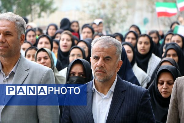 تجلیل مدیرکل آموزش و پرورش آذربایجان غربی از دانش‌آموز سخنران در نشست با رئیس جمهور