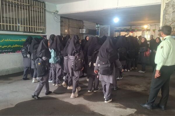 برگزاری جشن شروع سال تحصیلی و زنگ مهر در دبیرستان حدیث کساء خاورشهر ناحیه یک شهرری