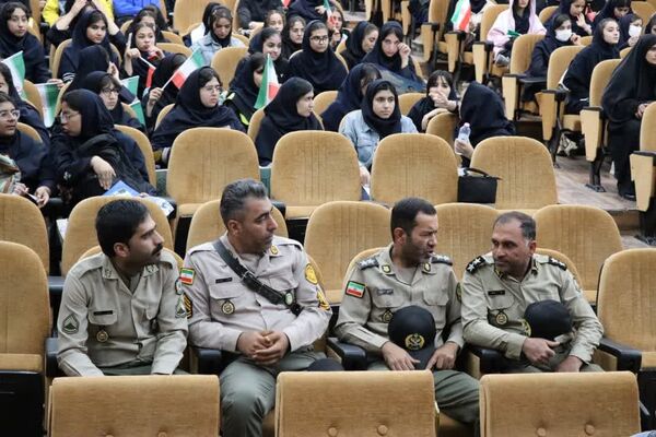 تجمع دانش‌آموزان آموزشگاه‌های شمال غرب شیراز در روز دانش‌آموز