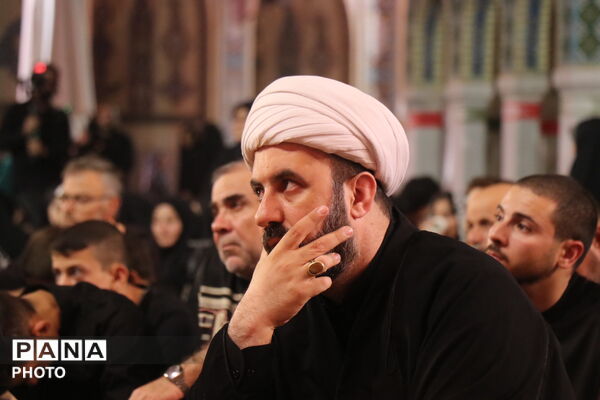 پرچم حرم حضرت زینب در میان شیعیان عزادار سوریه