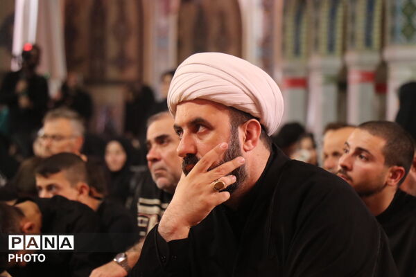 پرچم حرم حضرت زینب در میان شیعیان عزادار سوریه
