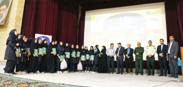 تجلیل از برگزیدگان دانش‌آموزی مسابقات فرهنگی و هنری جشنواره هما شهرستان دشتستان 