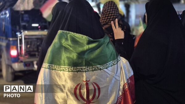 قرار شبانه فارسانی‌ها زیر باران برای دفاع از وطن