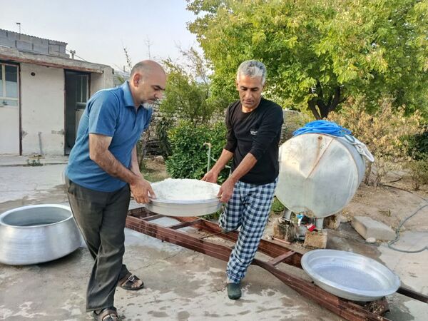 پخت و توزیع نذری در روز تاسوعای حسینی روستای حسن آباد داراب استان فارس