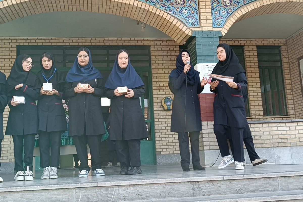  برنامه «هر دانش‌آموز، یک مهارت» با تجلیل از دانش‌آموزان برگزیده در مدرسه ایثار