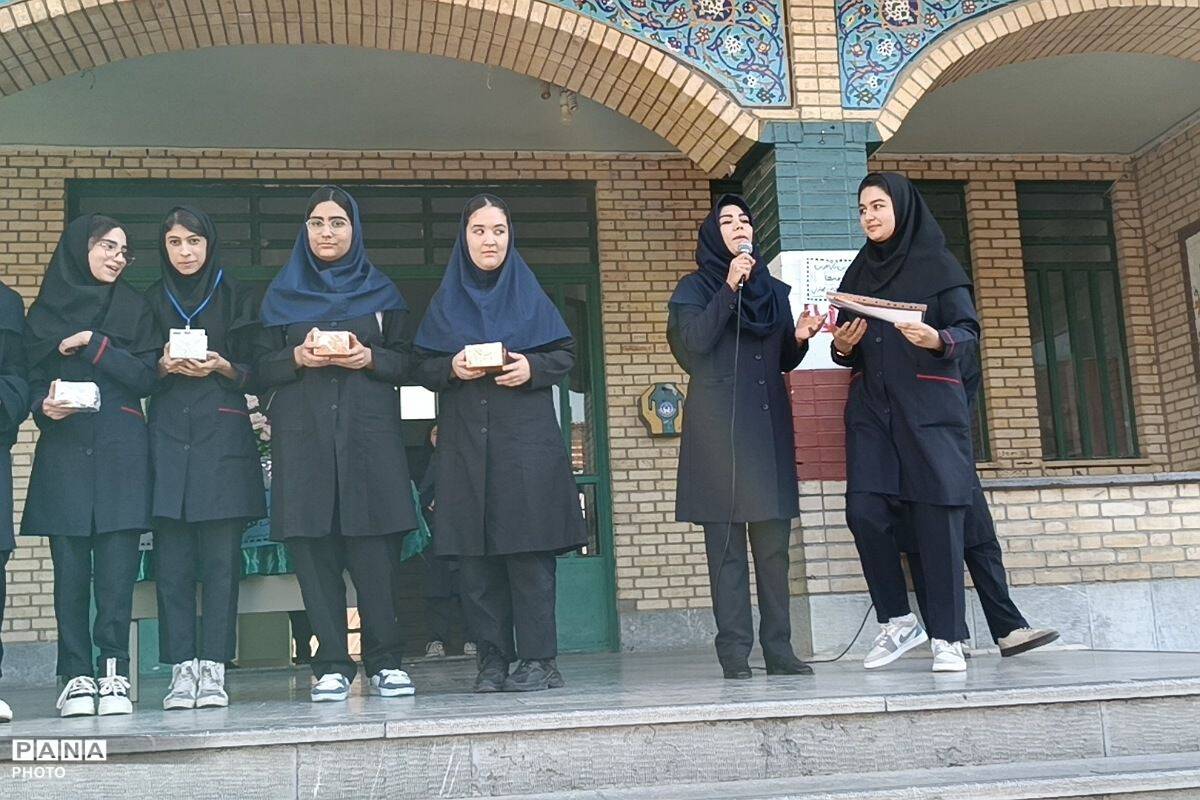  برنامه «هر دانش‌آموز، یک مهارت» با تجلیل از دانش‌آموزان برگزیده در مدرسه ایثار