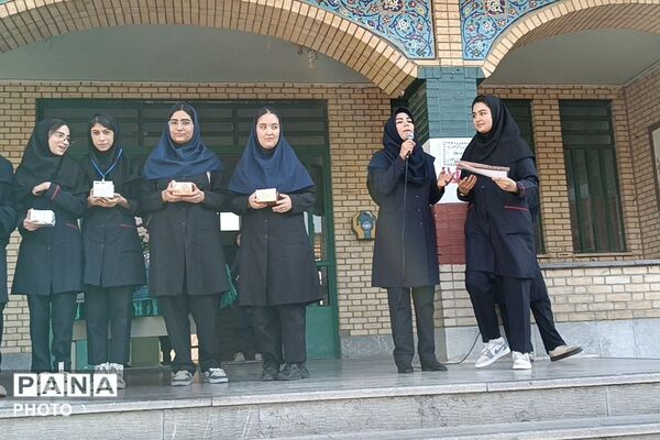  برنامه «هر دانش‌آموز، یک مهارت» با تجلیل از دانش‌آموزان برگزیده در مدرسه ایثار