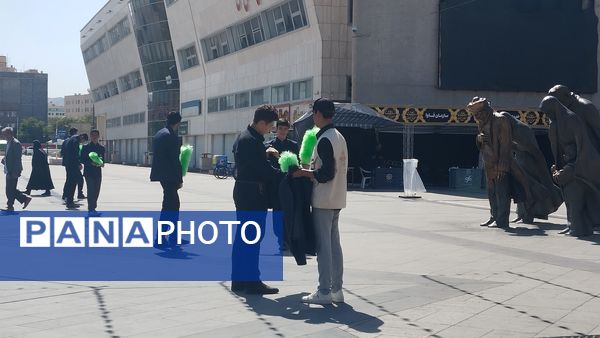 حضور نوجوانان در میدان شهدای مشهد برای استقبال و پذیرایی از زائران امام رضا(ع)