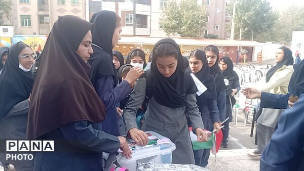 مراسم «جشن عاطفه‌ها» در دبیرستان عفاف ساوجبلاغ   