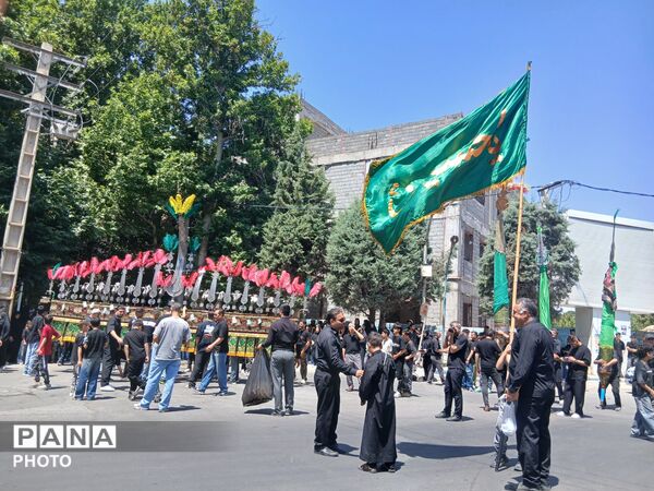 اوج ارادت مردم کرج به سرور آزادگان جهان  در عاشورای حسینی