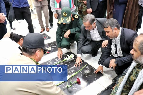 گلباران مزار مطهر شهدا به‌مناسبت هفته دفاع مقدس در بجنورد