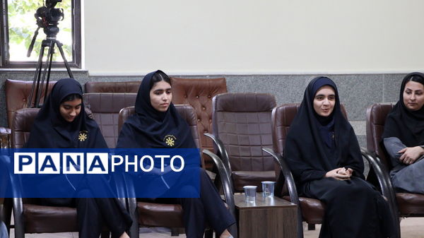 دیدار نخبگان دانش‌آموزی با نماینده ولی فقیه در استان بوشهر 