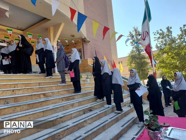 جشن جوانه‌ها با آغاز فصلی تازه در دبیرستان حضرت معصومه(س) ناحیه ۴ کرج