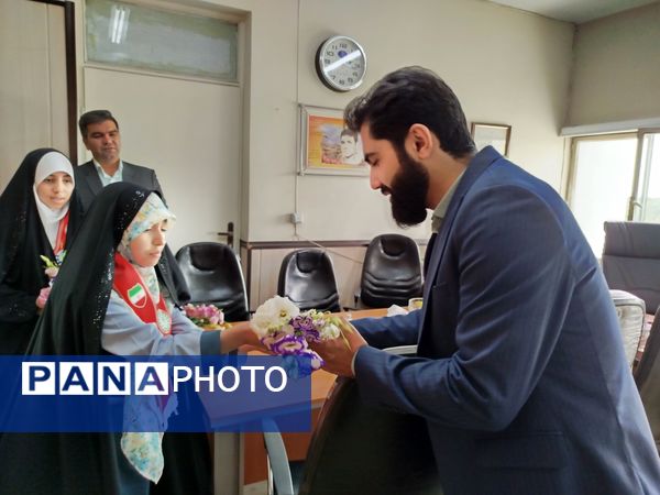 اهدای گل به کارکنان اداره‌کل آموزش و پرورش شهرستان‌های تهران به‌مناسبت بزرگداشت روز معلم 