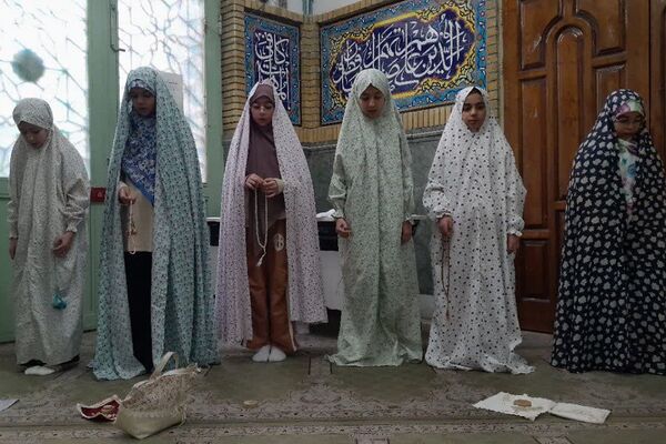 ورود دانش‌ آموزان دختر ناحیه دو شهرری به مراسم معنوی اعتکاف 