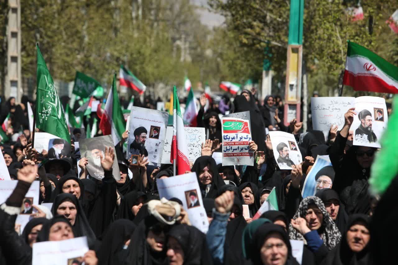مردم نظرآباد با قلب‌هایی مالامال از عشق و وفا در سوگ رهبر شهید گردهم آمدند